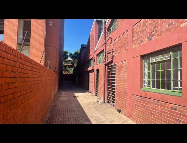 2,100M² WAREHOUSE TO LET IN PARAMOUNT ESTATE